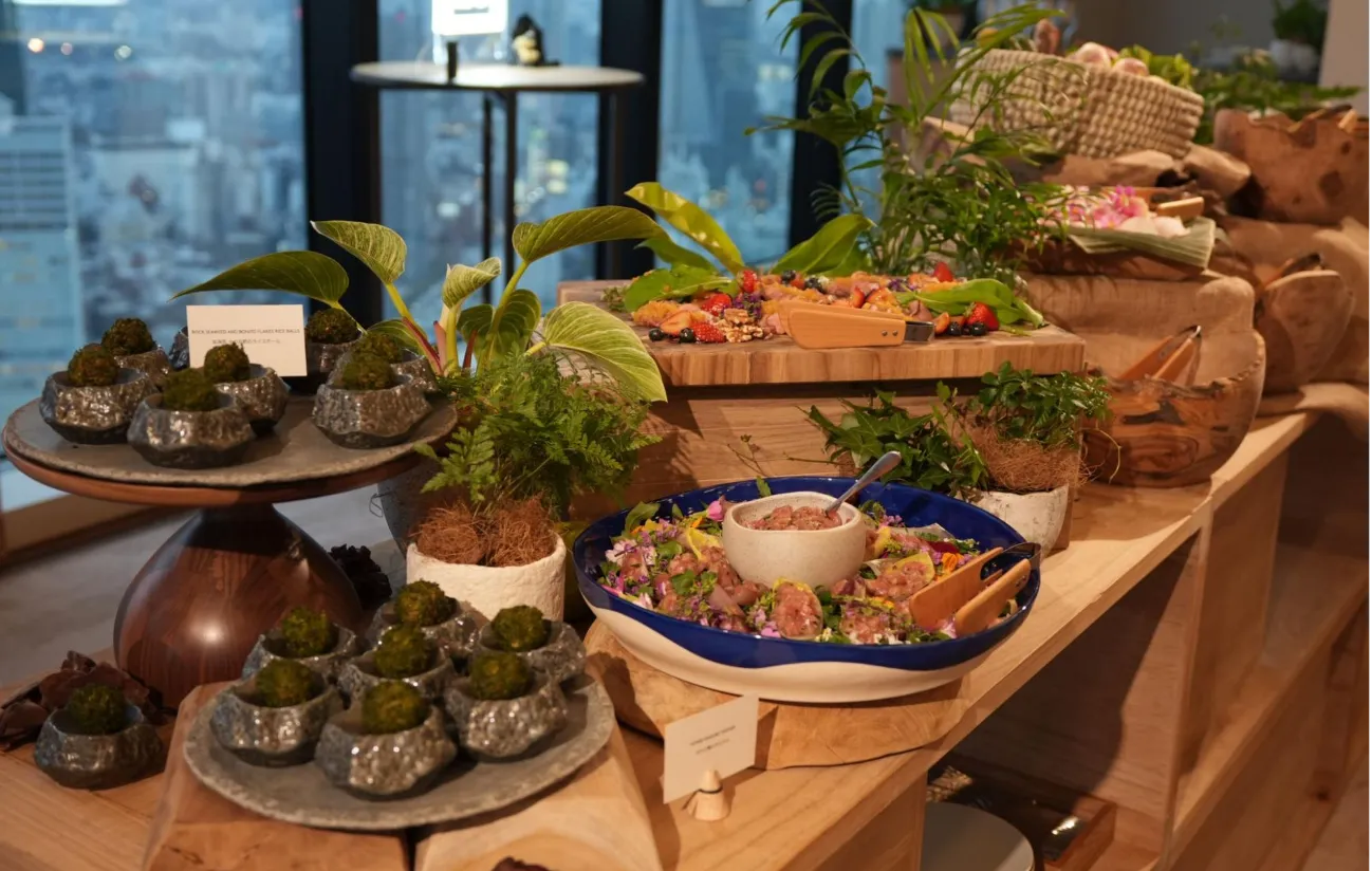 鉢植えの緑とともに並ぶ料理