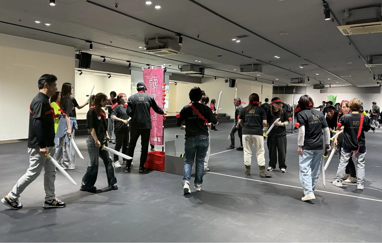 チーム対抗「チャンバラ合戦」の様子