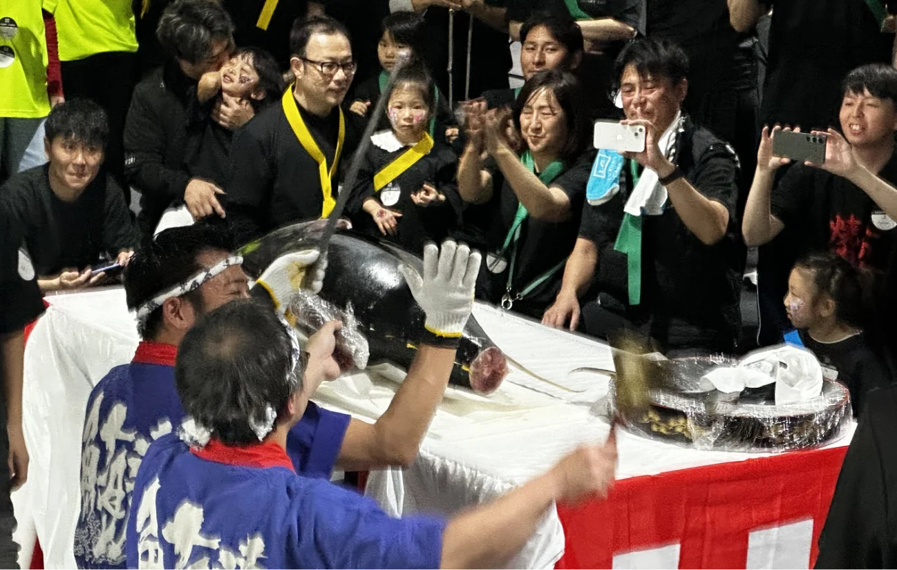マグロ解体ショーの様子