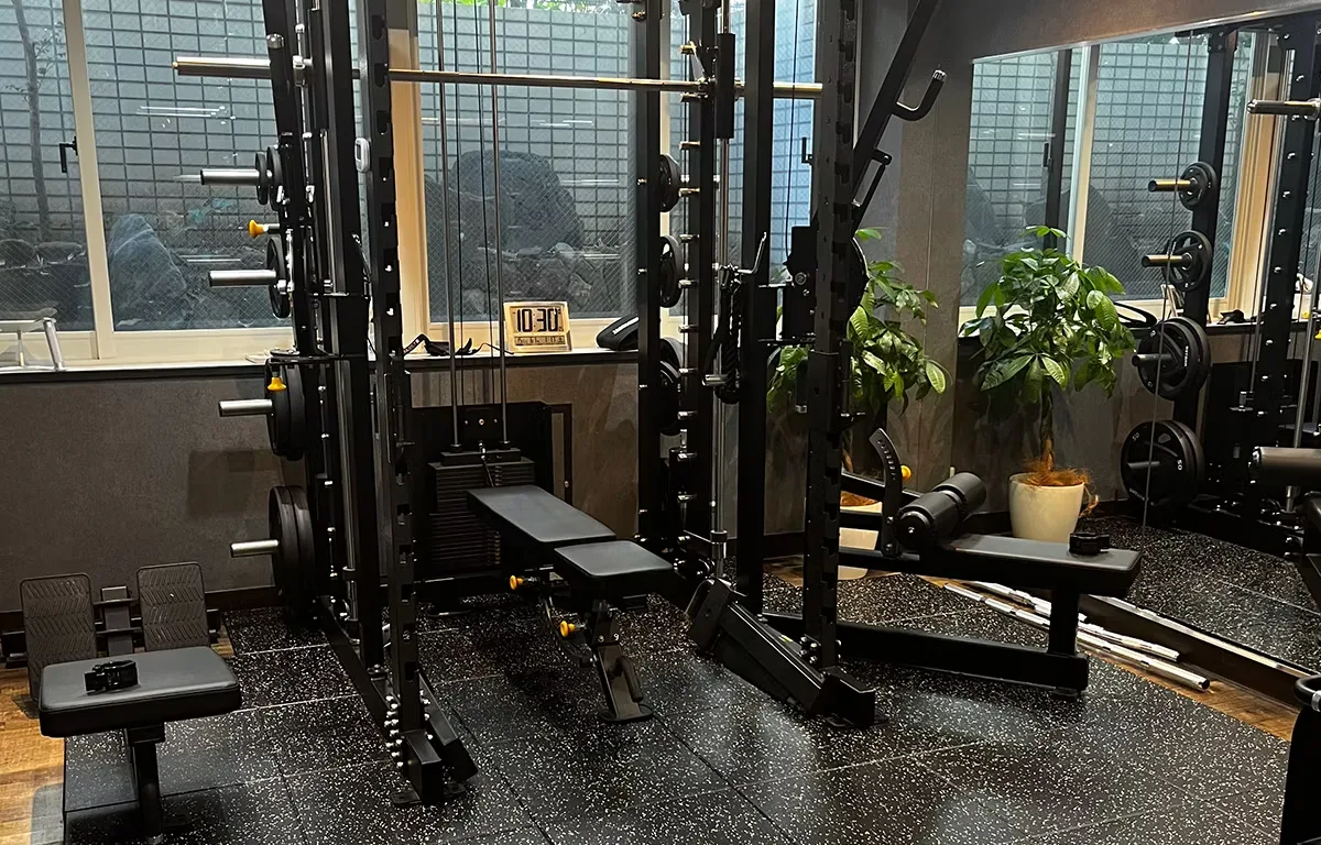 トレーニングマシンが並ぶジムの室内