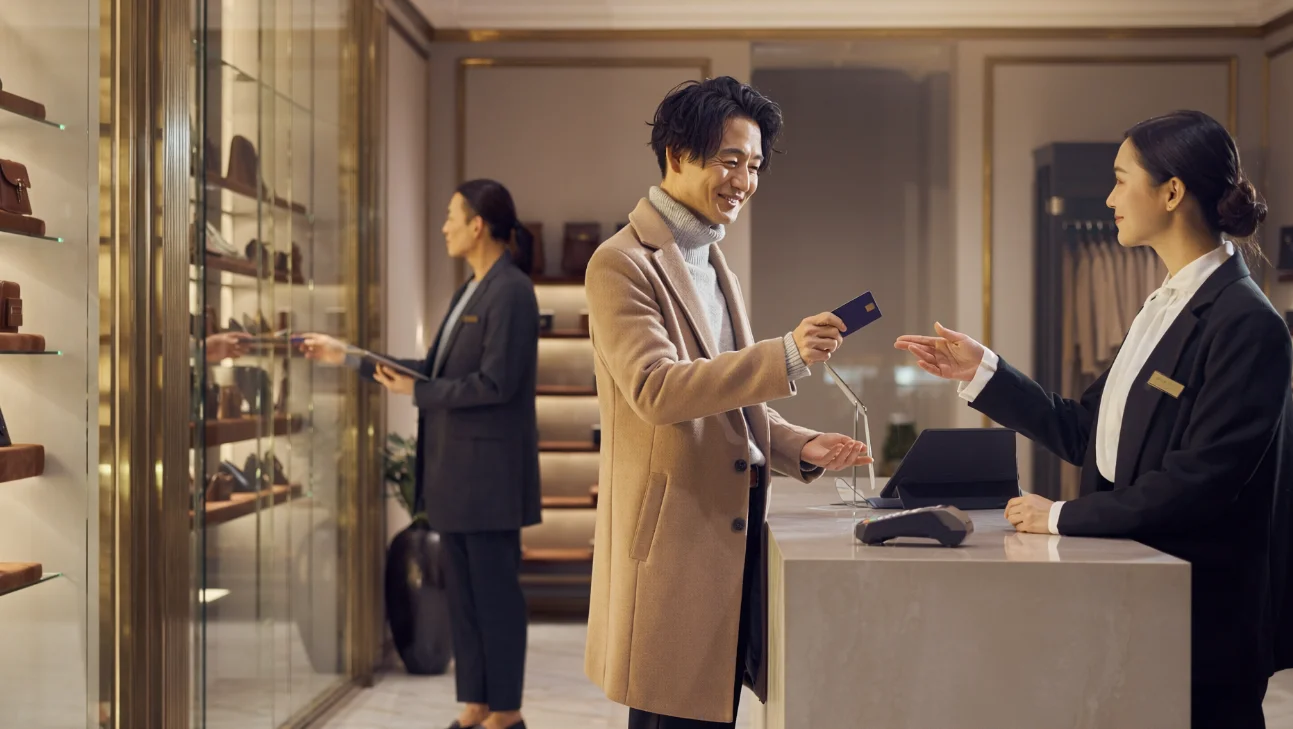 ホテルや店舗でラグジュアリーカードを利用するシーン