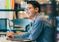 オフィスで会話をする男性