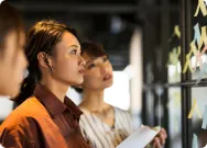 ミーティングをする女性達