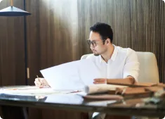 オフィスでメモを取る男性